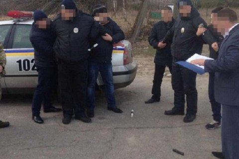 На Черниговщине двух полицейских задержали на взятке - ФОТО