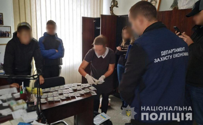 В Ровно чиновника задержали при получении $10 тыс. взятки