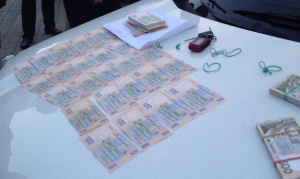 Чиновників фіскальної служби в Київській області затримали на хабарі у 260 тис. грн