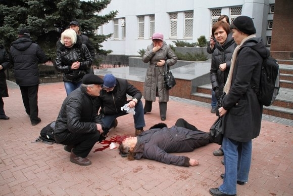 Женщина, в которую стреляли возле СБУ в Хмельницком, жива