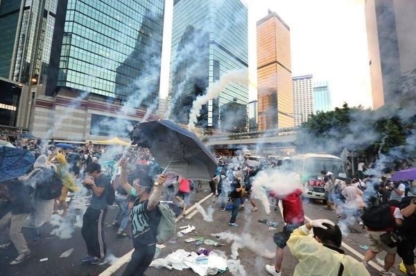 В Гонконзі поліція застосувала сльозогінний газ для розгону демонстрантів, - фото
