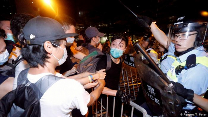 В Гонконге тысячи протестующих вышли с требованием отставки лидера территории