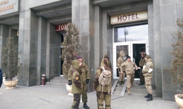 У Києві 50 невідомих людей у камуфляжі захопили готель 