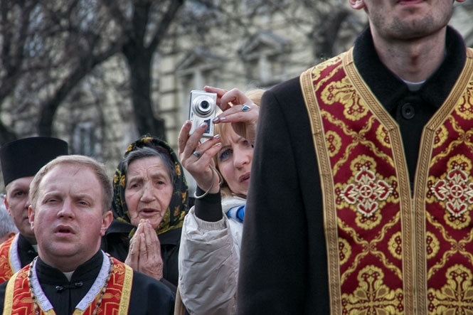 Несколько десятков тысяч людей во Львове вышли на Крестное шествие