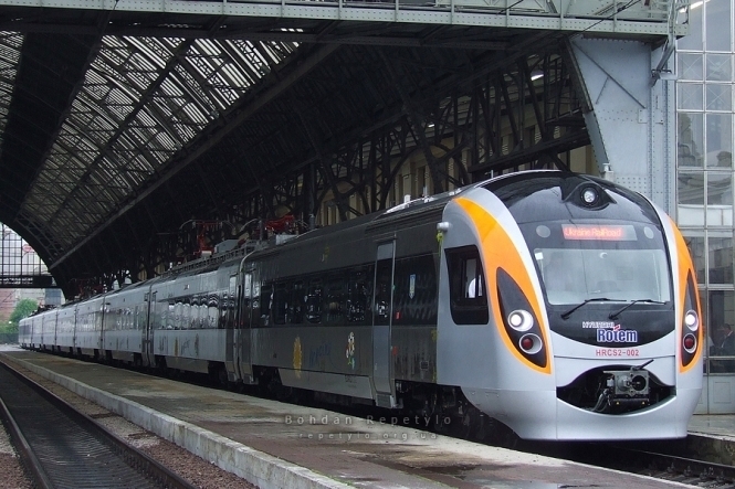 Поезд Hyundai начал курсировать из Киева до Трускавца