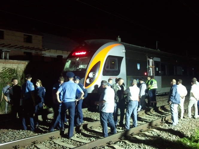 У Києві поїзд Hyundai в’їхав у автонавантажувач, - фото