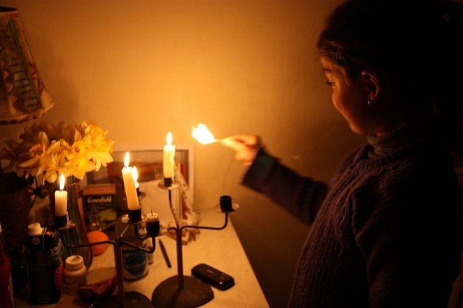 У Криму люди скаржаться, що за світло платили менше, аніж за свічки