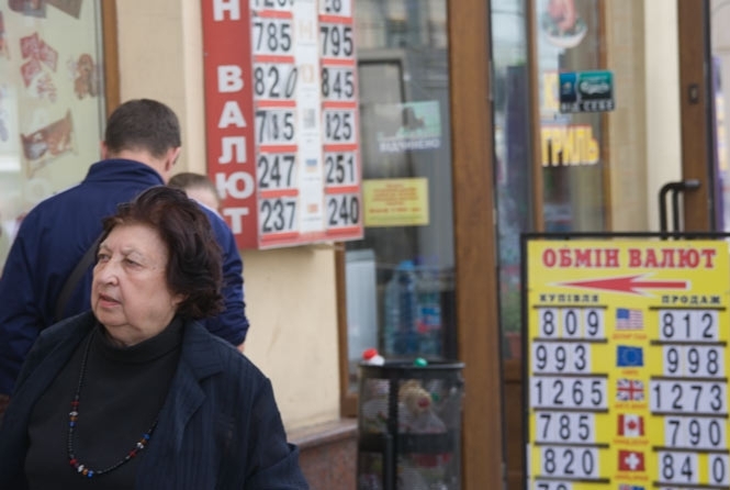 Українці продовжують скуповувати валюту попри прогнози НБУ