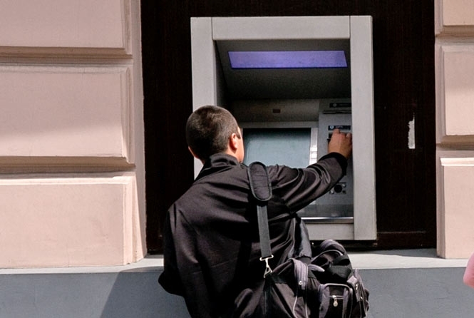 Испорченный банкомат выдал безработному россиянину полмиллиона рублей