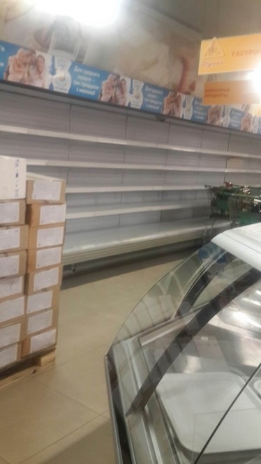Російський достаток у Криму: полиці супермаркетів абсолютно порожні