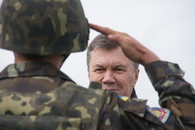 Янукович анонсував початок створення нової армії на контрактній основі вже через рік