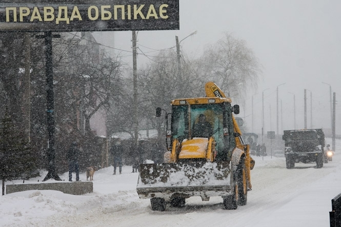 Через снігопад до Києва перестали пускати вантажівки