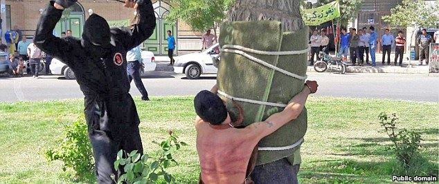 В Ірані чоловік привселюдно отримав 80 ударів батогом через розпивання алкоголю