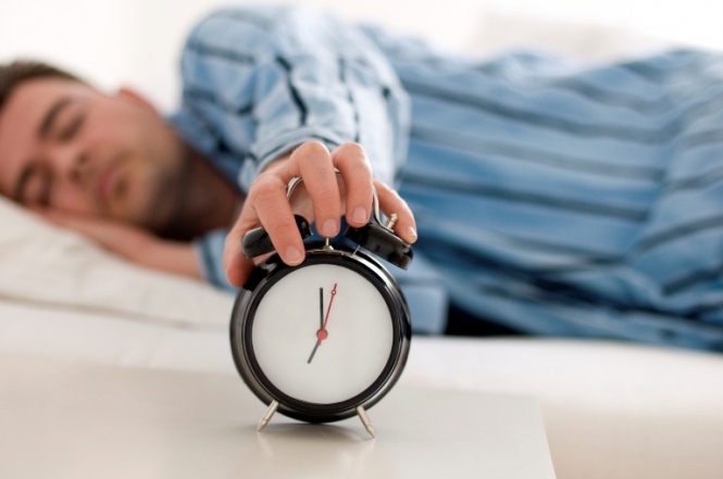 Ми суспільство позбавлене сну: вчені визнали справжнім катуванням робочий день з 9 ранку
