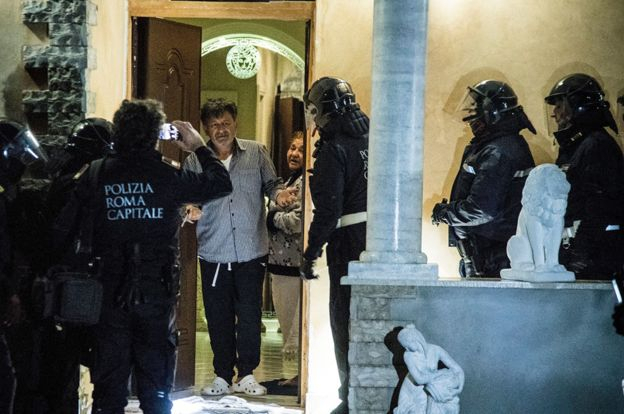 У передмісті Риму поліція захопила 8 вілл мафії, їх знесуть бульдозерами
