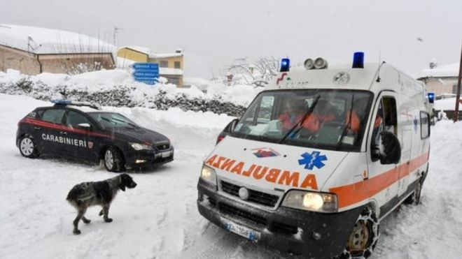 Рятувальники витягли із накритого лавиною готелю в Італії шістьох людей