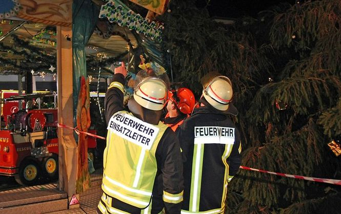 В Германии на посетителей рождественской ярмарки упала 15-метровая ель