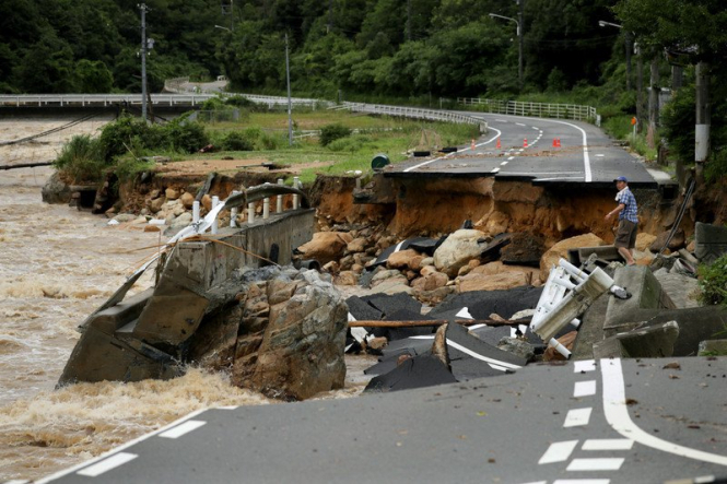Число жертв в результате дождей и оползня в Японии возросло до 126