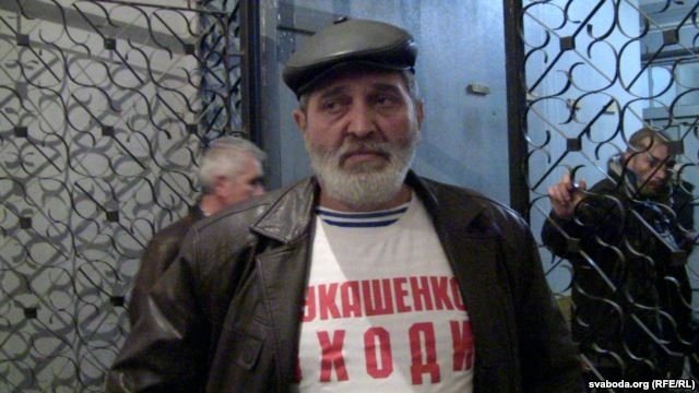 У Білорусі арештовують за надписи на футболках, які ображають владу