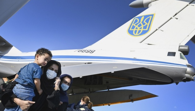 З Кабула вилетів літак, на борту якого близько 100 евакуйованих українців