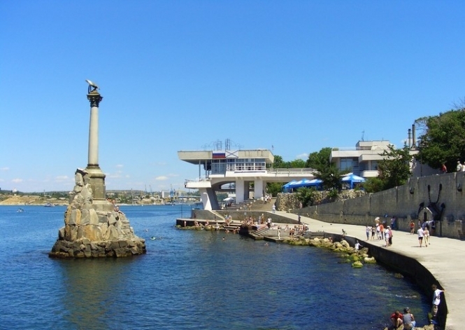 Чорноморський флот в Севастополі здає приміщення під бари й магазини