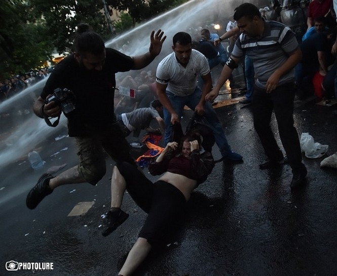 Водометы против сидячего протеста: в Ереване разогнали протестующих