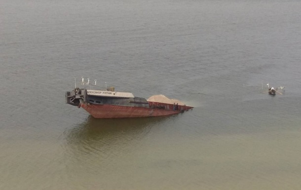 На Каховском водохранилище утонула баржа с нефтью