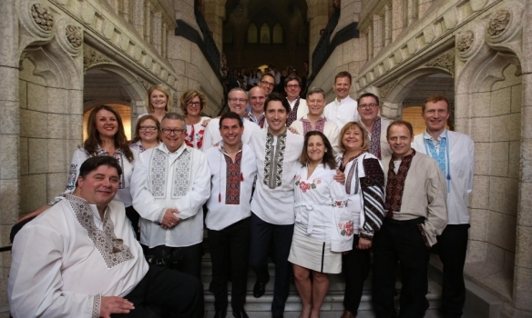 Премьер Канады Трюдо и пятеро министров одели вышиванки, - ФОТО