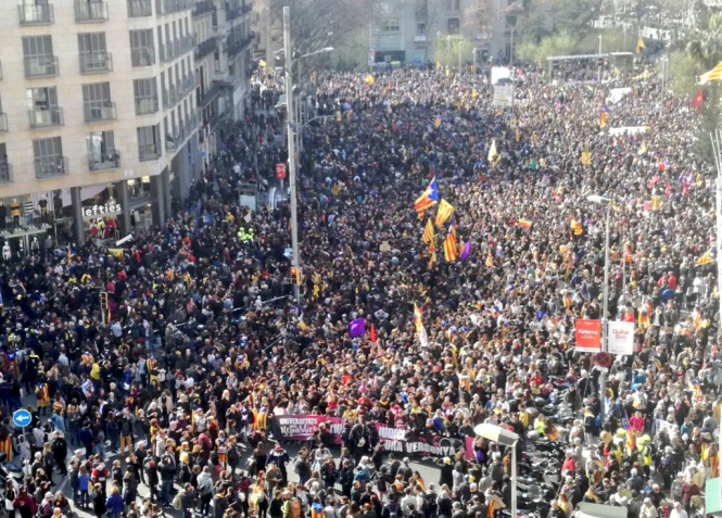 В Каталонии возобновились протесты за независимость: 28 человек пострадали в столкновениях с полицией