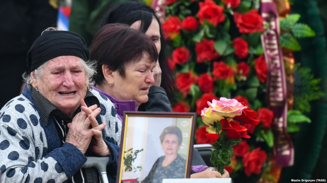 У Керчі тисячі людей прийшли попрощатися з жертвами масового вбивства