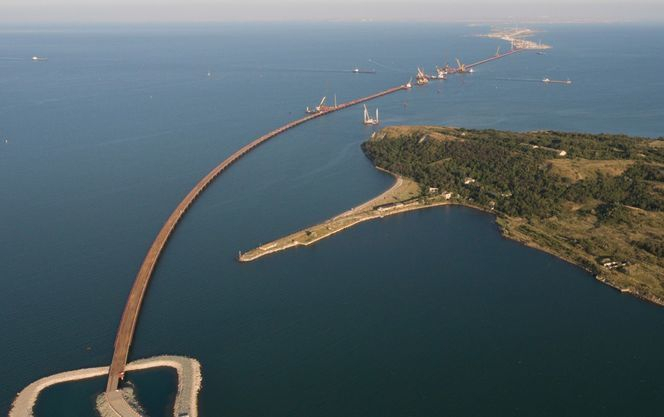 Через Керченський міст в Азовське море не можуть зайти 144 судна
