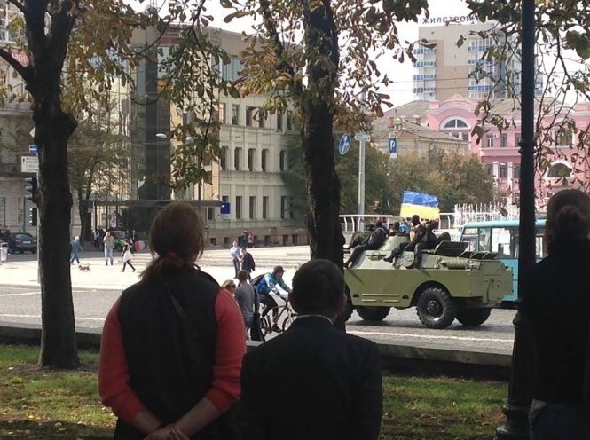 Отныне милиция будет патрулировать улицы Харькова на бронетехнике, - видео
