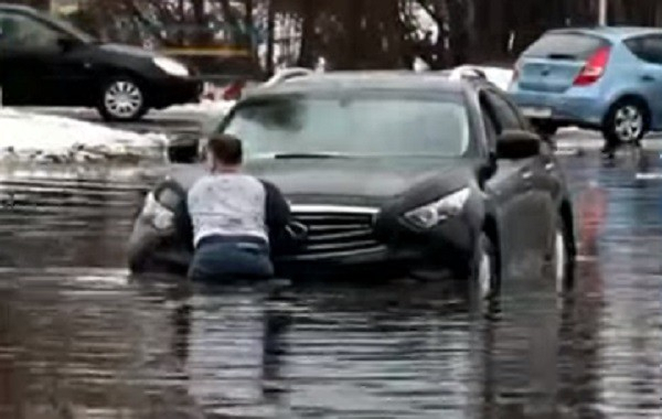 У Києві через зливу затопило вулицю