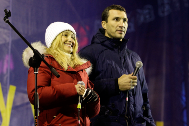 Володимир Кличко привів на Майдан свою американську наречену (відео)