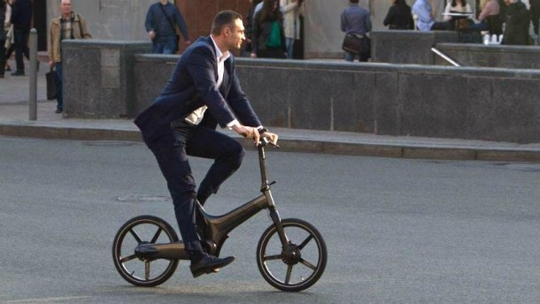 Виталий Кличко упал с велосипеда по дороге на работу