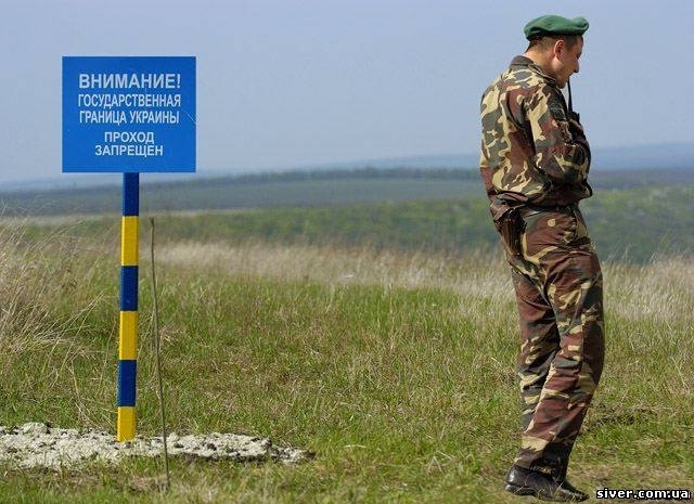 Прикордонники зафіксували замасковану важку техніку Росії біля кордону з Кримом