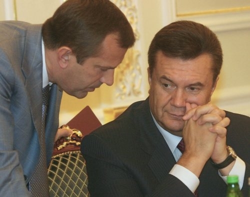 Решения политического кризиса Янукович поручил Клюеву
