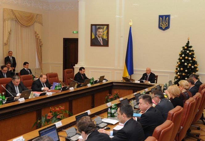 Азаров пропонує держбюджет з доходами 392,4 млрд грн та витратами 447,2 млрд грн