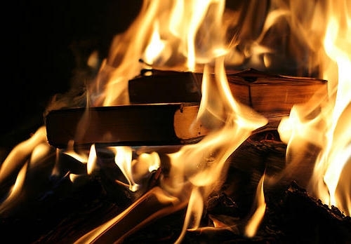 У російській Воркуті спалюють книги, видані за допомогою Фонду Сороса