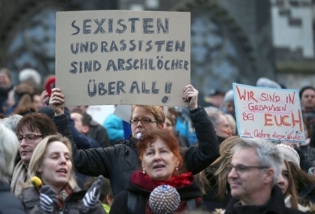 В немецком Кельне тысячи людей протестуют против нападений на женщин