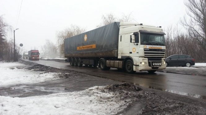 Ахметов відправляє в Донецьк порожні вантажівки, - волонтер