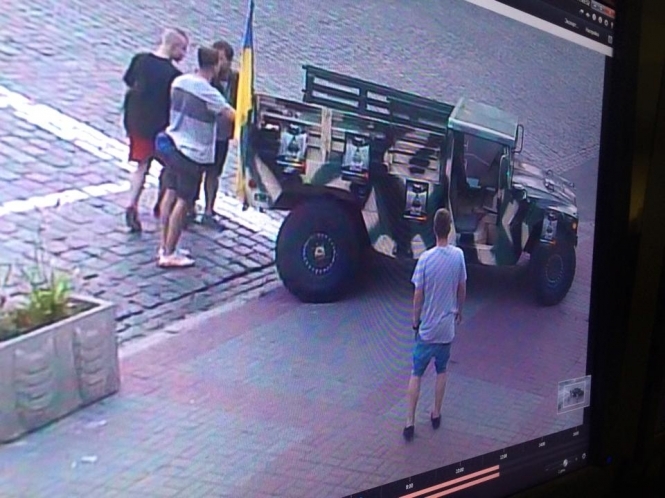 В первую ночь дежурства полицейские в Киеве затолкали на место 