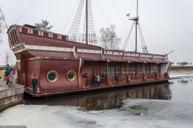 Корабель-ресторан Януковича арештували
