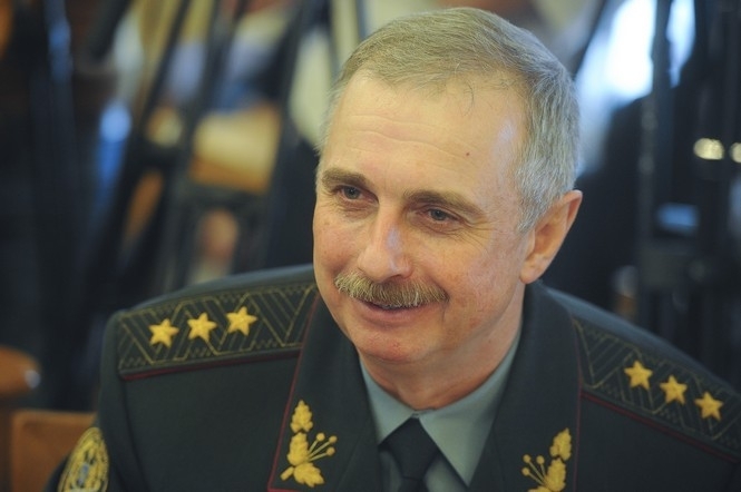 Министр обороны поблагодарил военных и призвал их не предавать присяге 