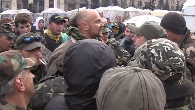Бійці четвертої сотні погрожували зброєю, щоб прорватись на сцену Майдану, - відео
