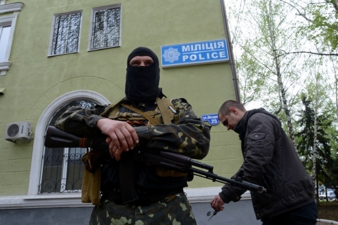 Під час нападу терористів біля аеропорту в Луганську постраждали двоє міліціонерів