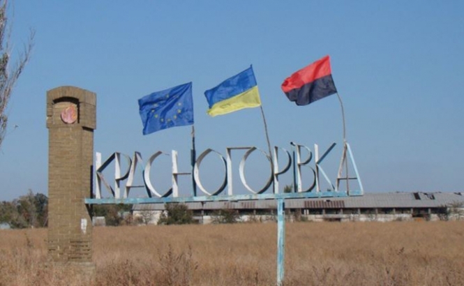 Боевики обстреляли Красногоровку: снаряды попали в школу