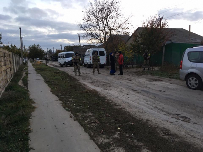 У Криму силовики обшукали і затримали кримськотатарську родину

