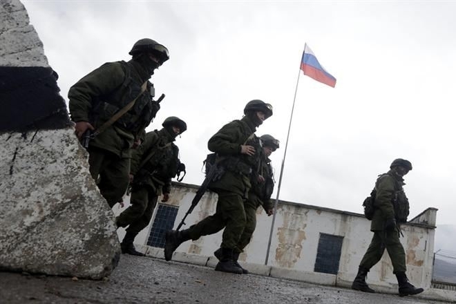 Самооборонцы Аксенова ломают ворота воинской части в Севастополе, чтобы поймать бандеровцев 
