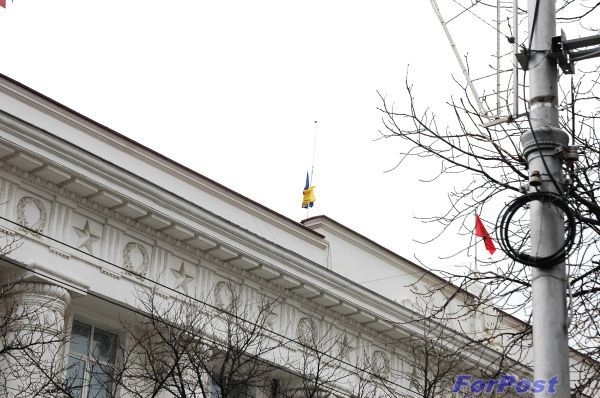 Над міськрадою Севастополя спустили прапор України